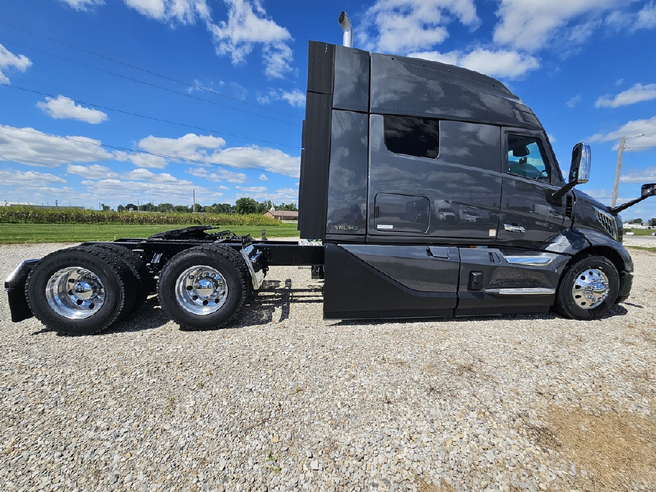 2025 Volvo - image 3