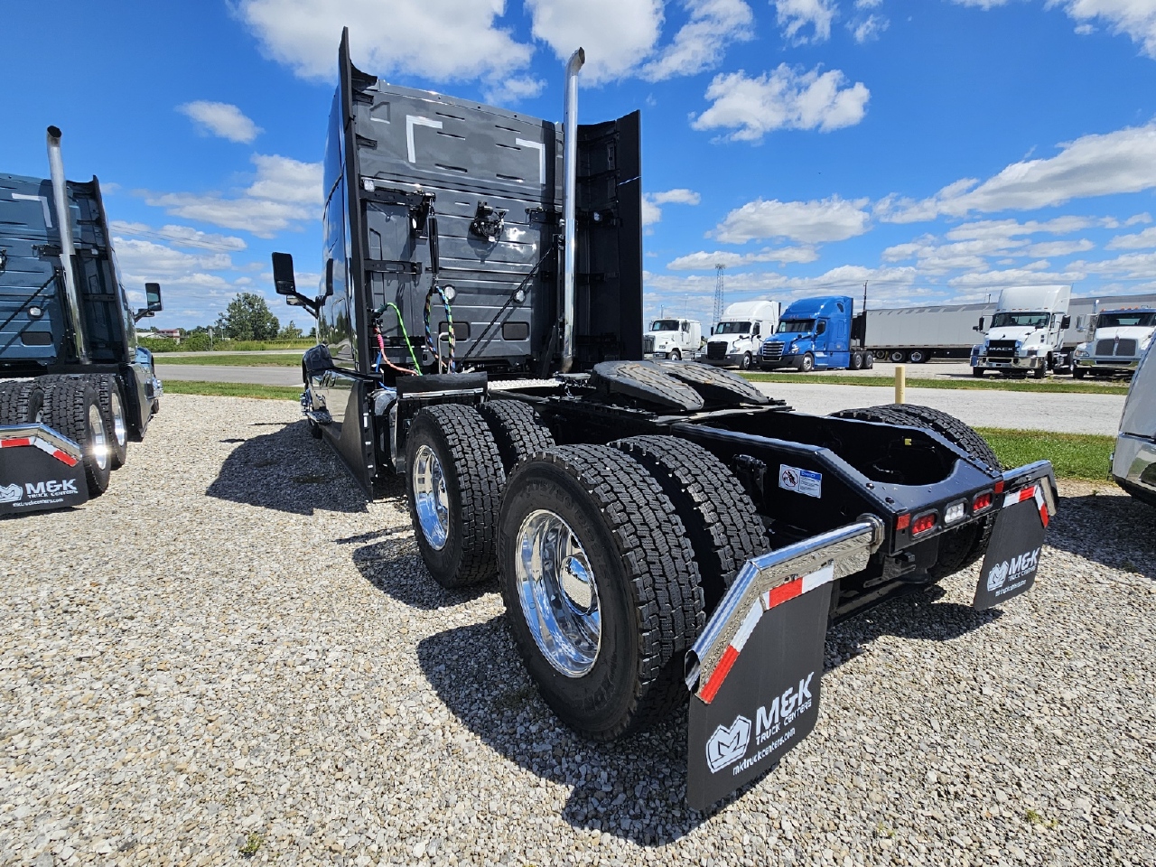 2025 Volvo - image 4