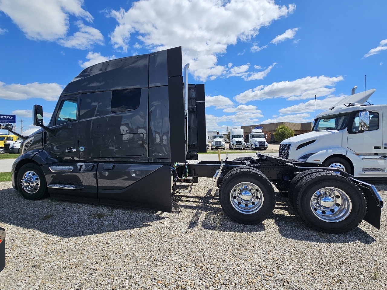 2025 Volvo - image 6