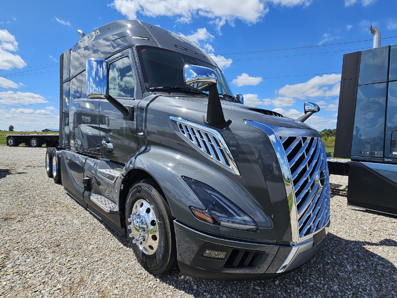 2025 Volvo - image 7