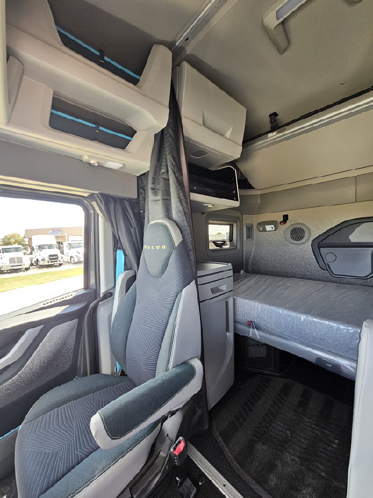 2025 Volvo - image 8