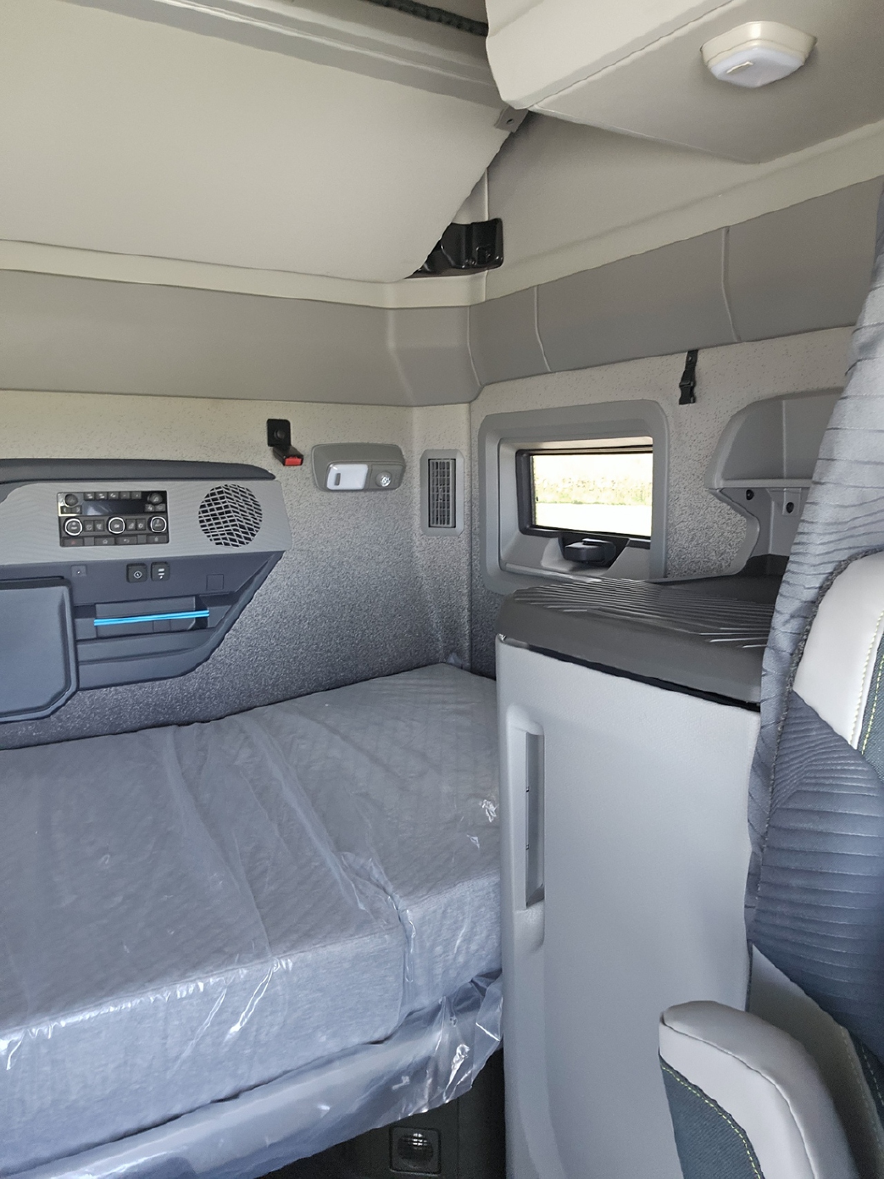 2025 Volvo - image 9