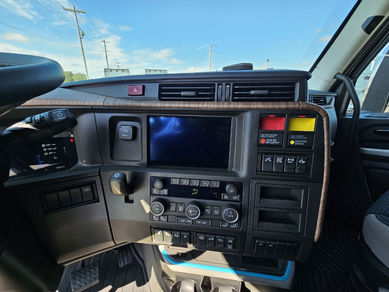 2025 Volvo - image 10