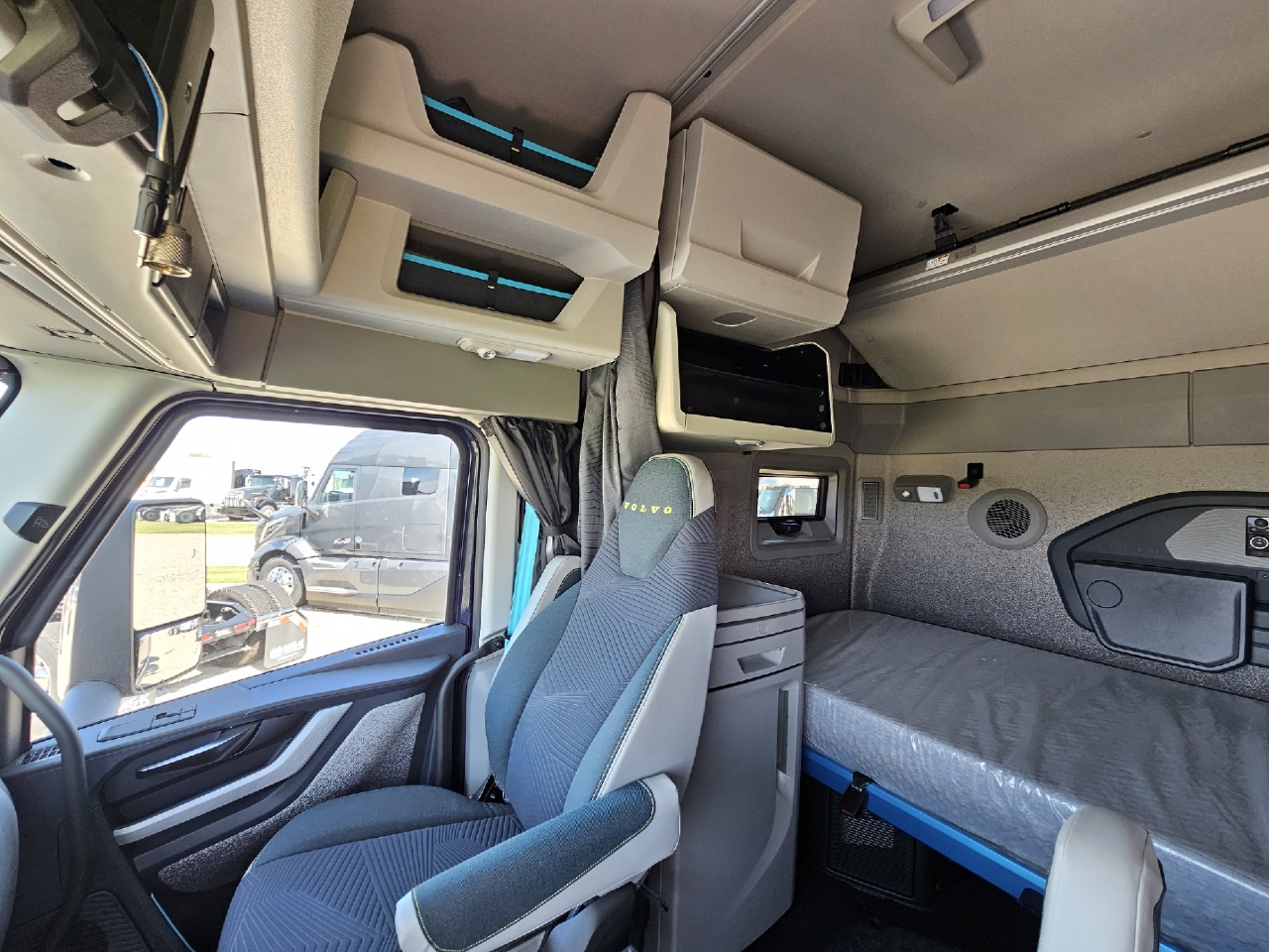 2025 Volvo - image 11