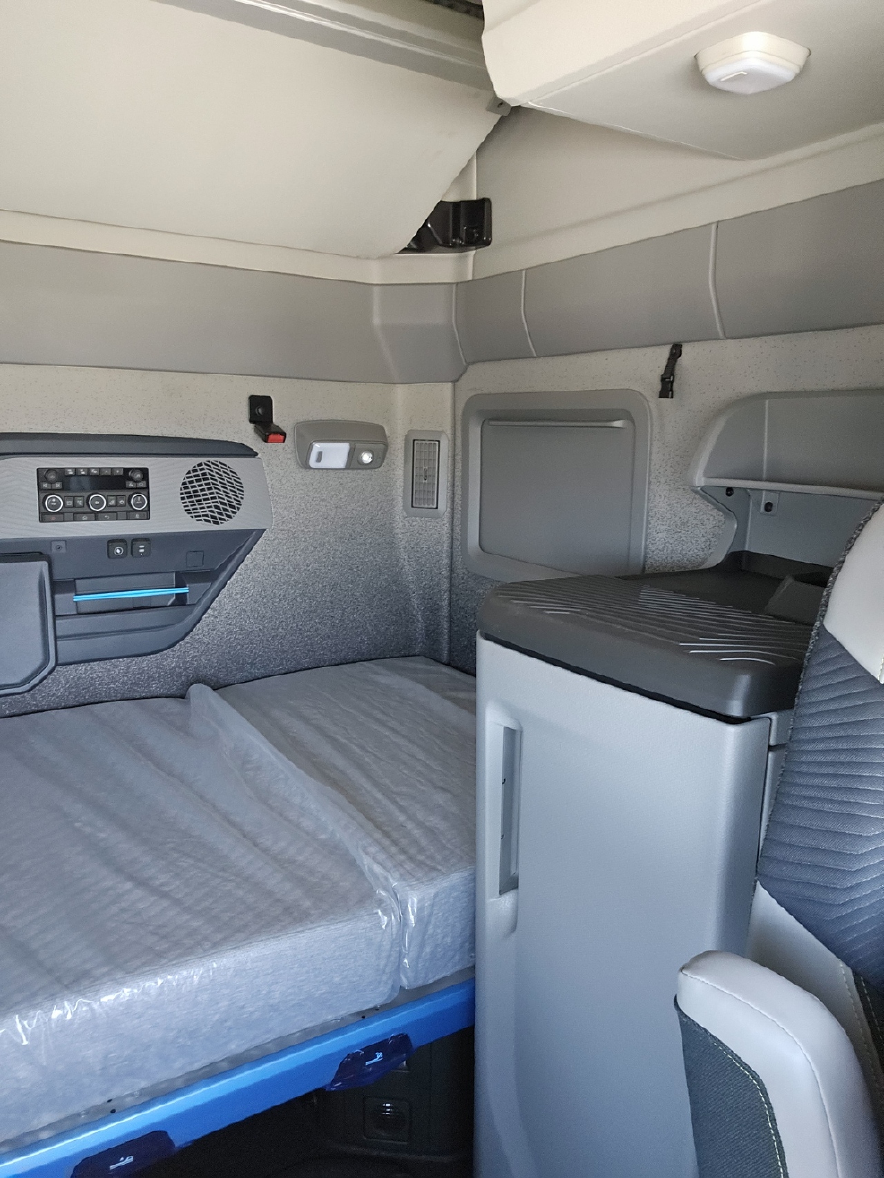 2025 Volvo - image 12