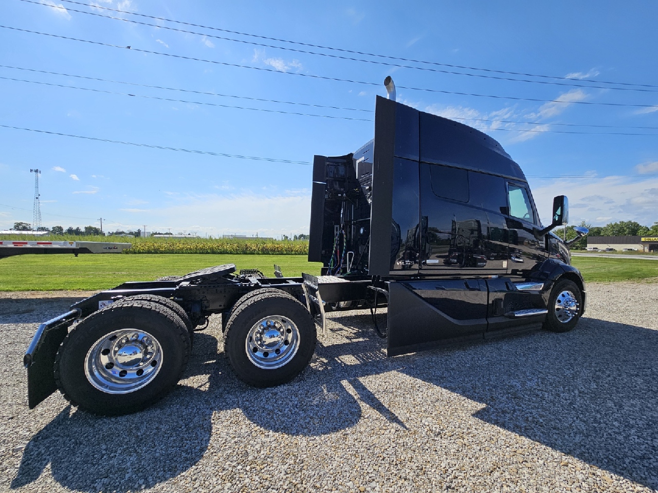 2025 Volvo - image 4