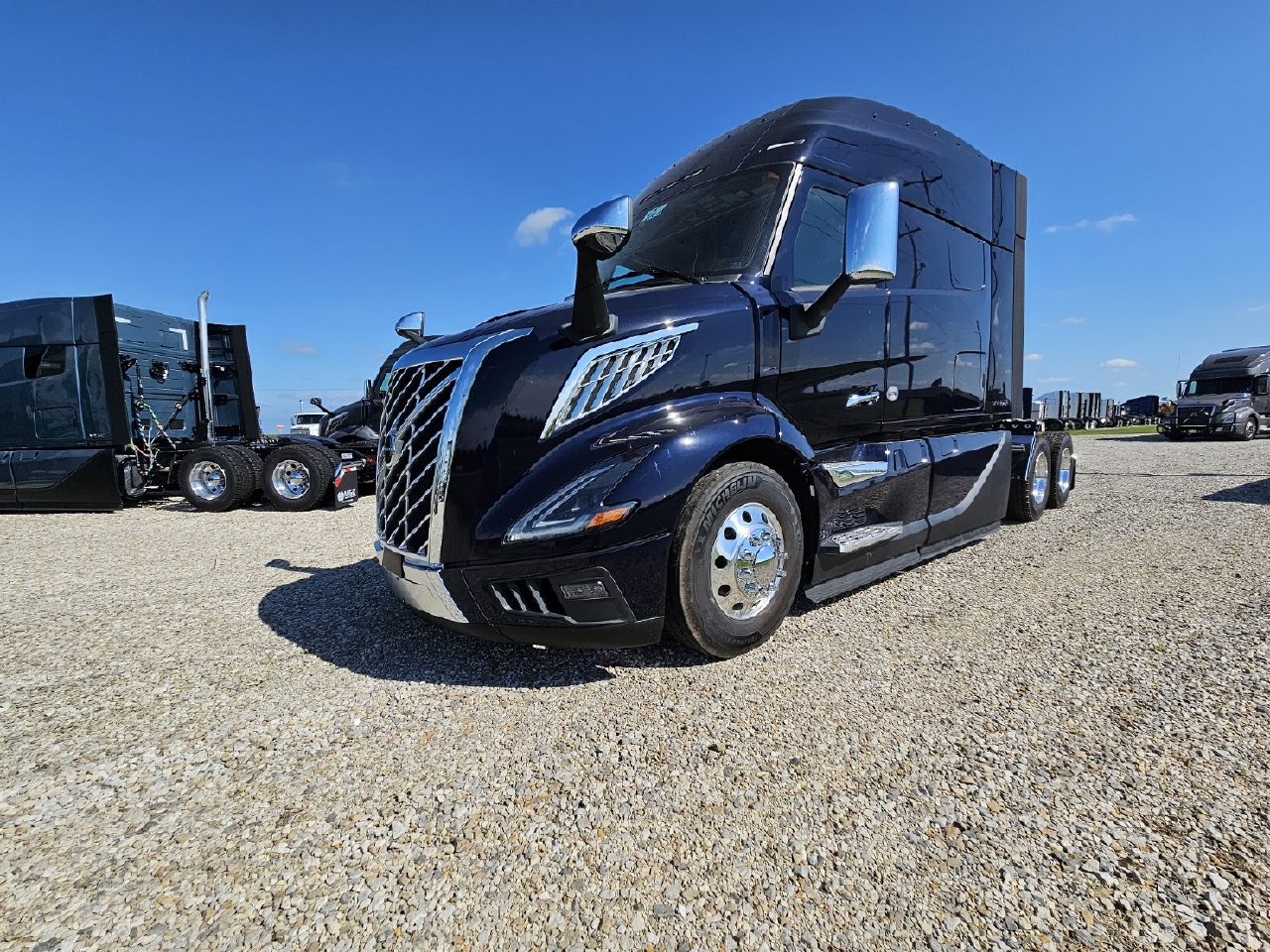 2025 Volvo - image 5