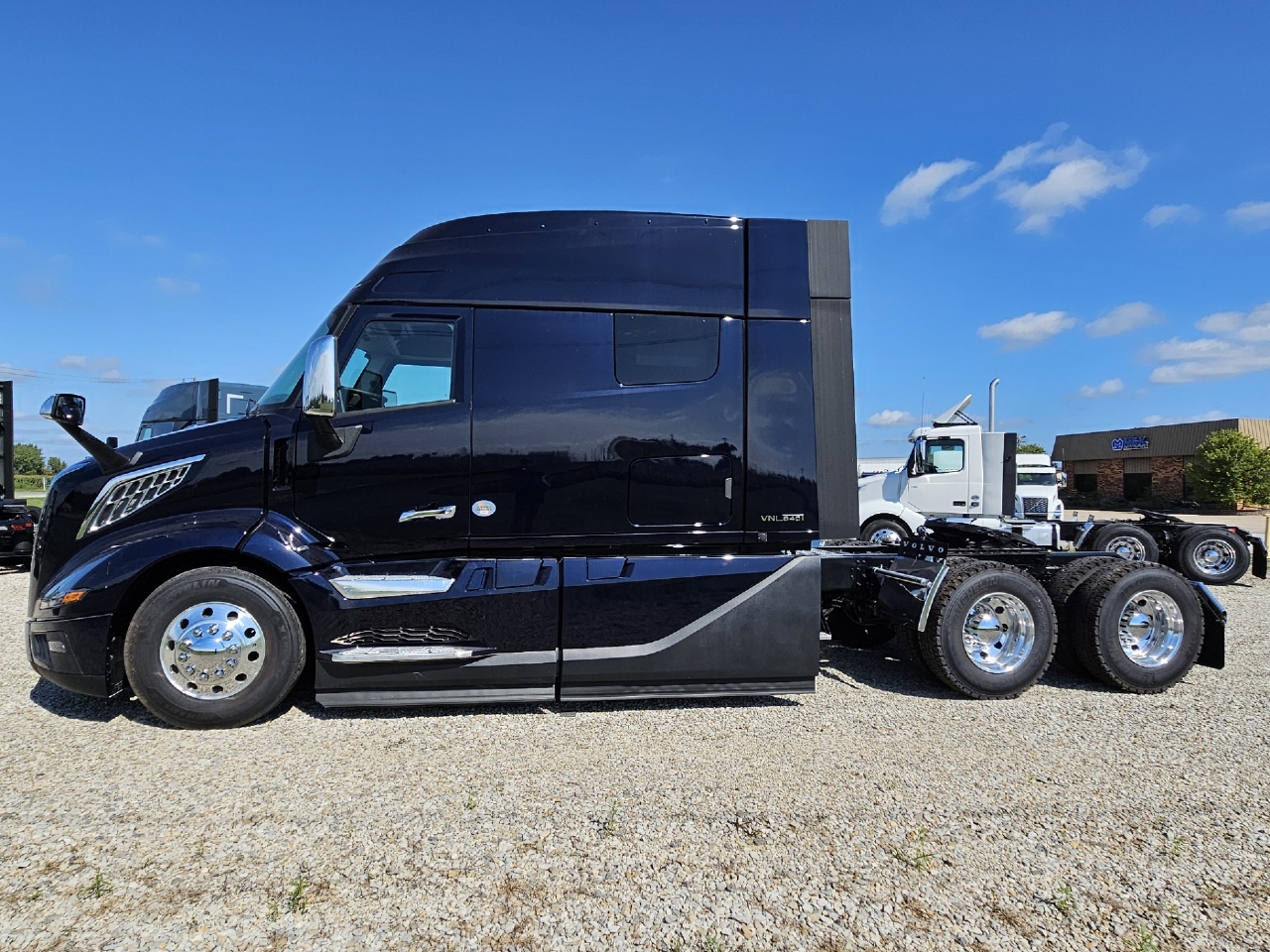 2025 Volvo - image 6