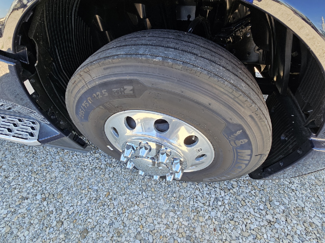 2025 Volvo - image 8