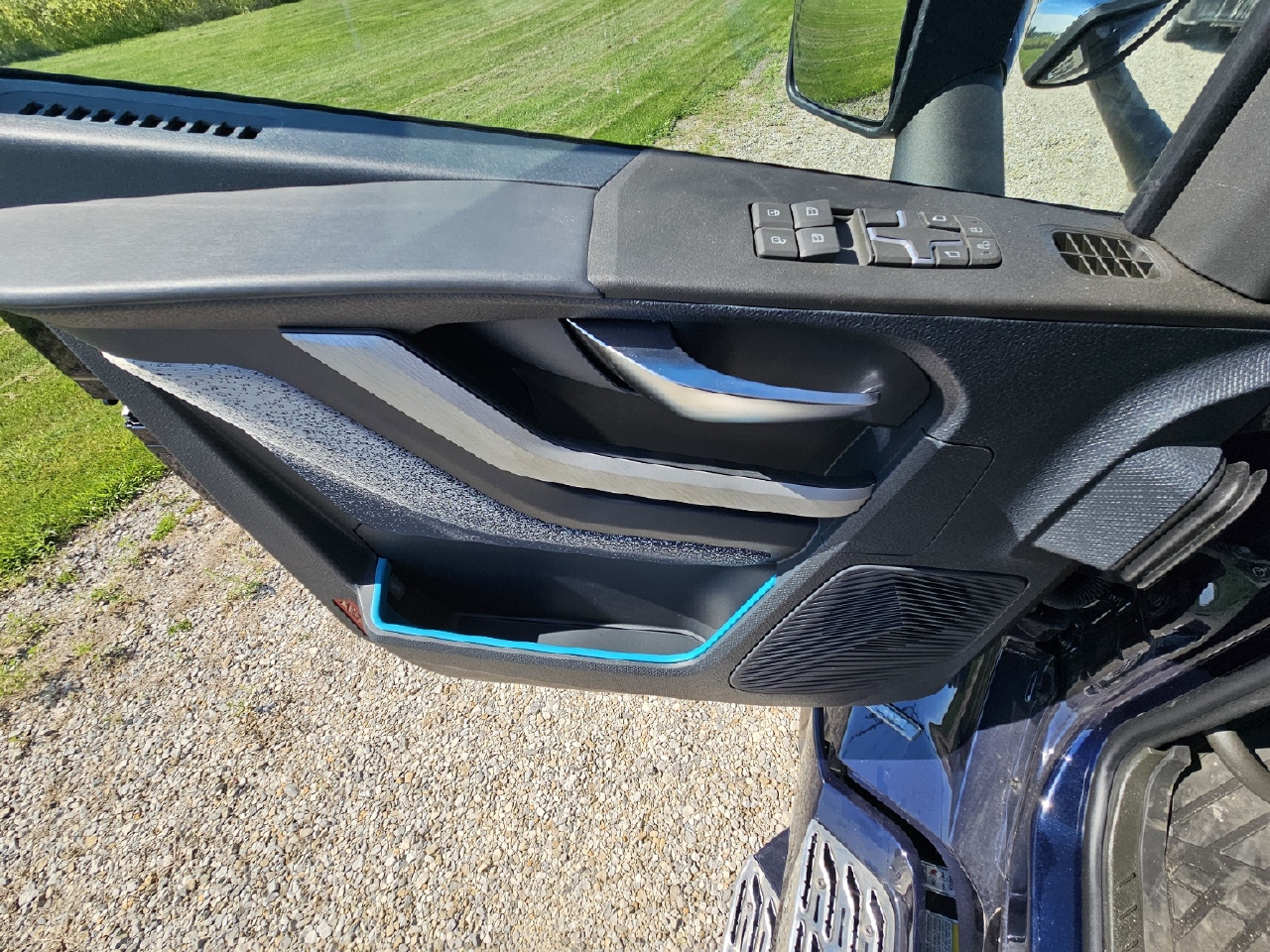 2025 Volvo - image 9