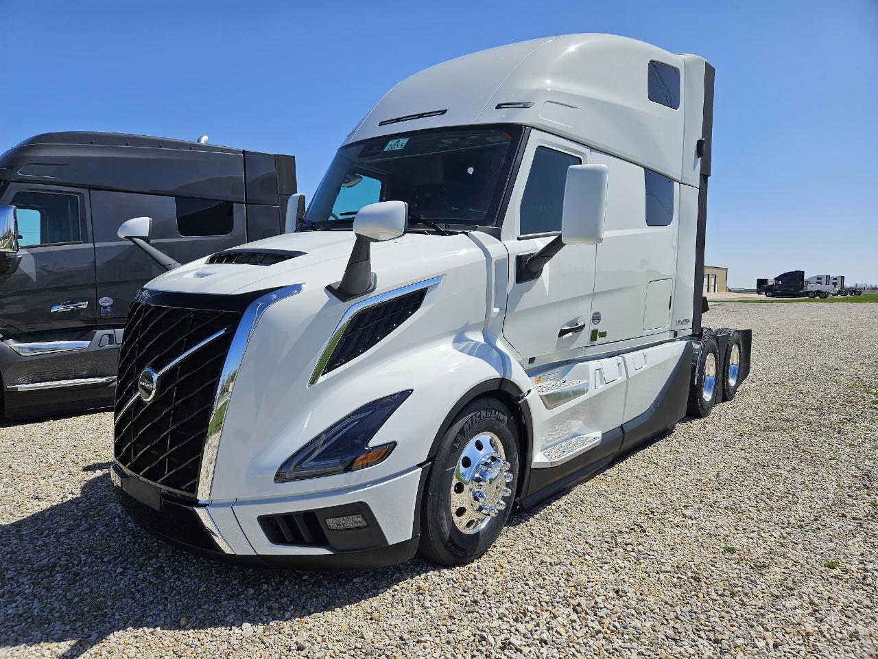 2025 Volvo - image 2