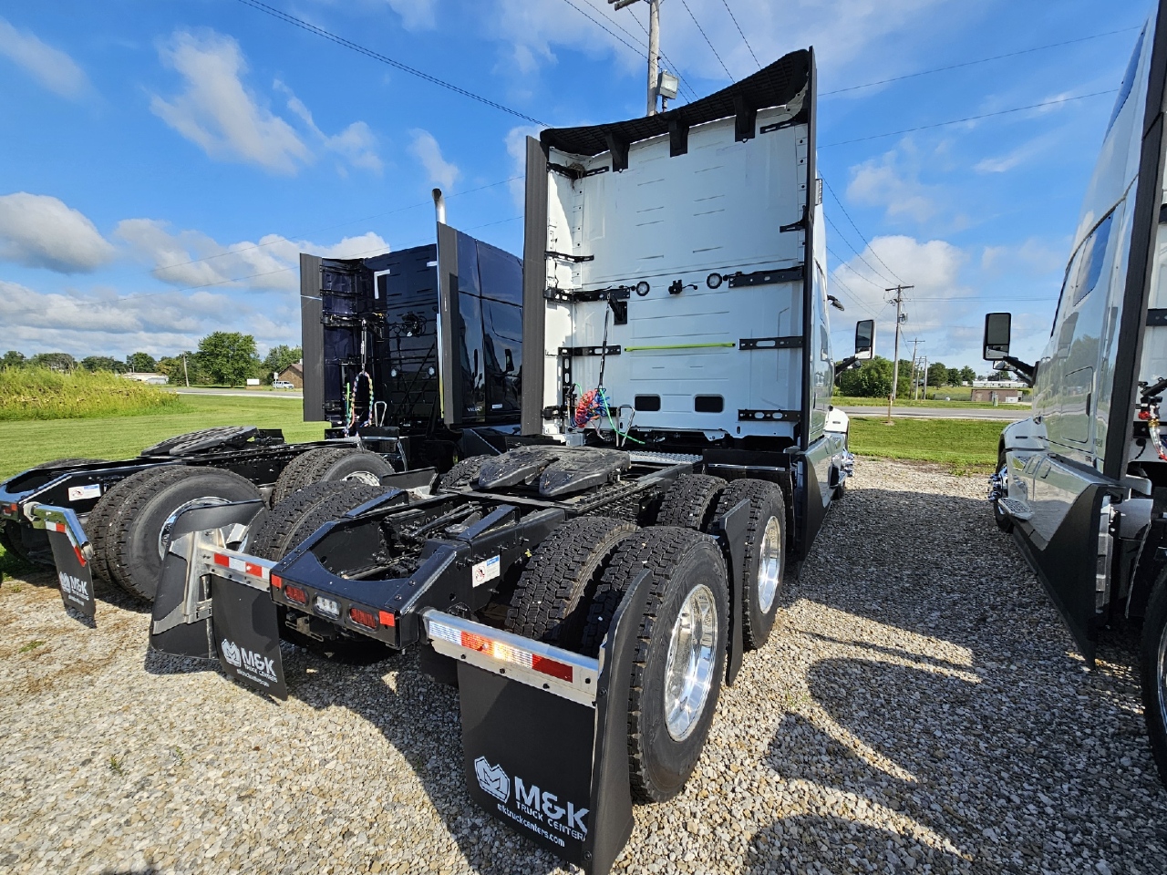 2025 Volvo - image 3