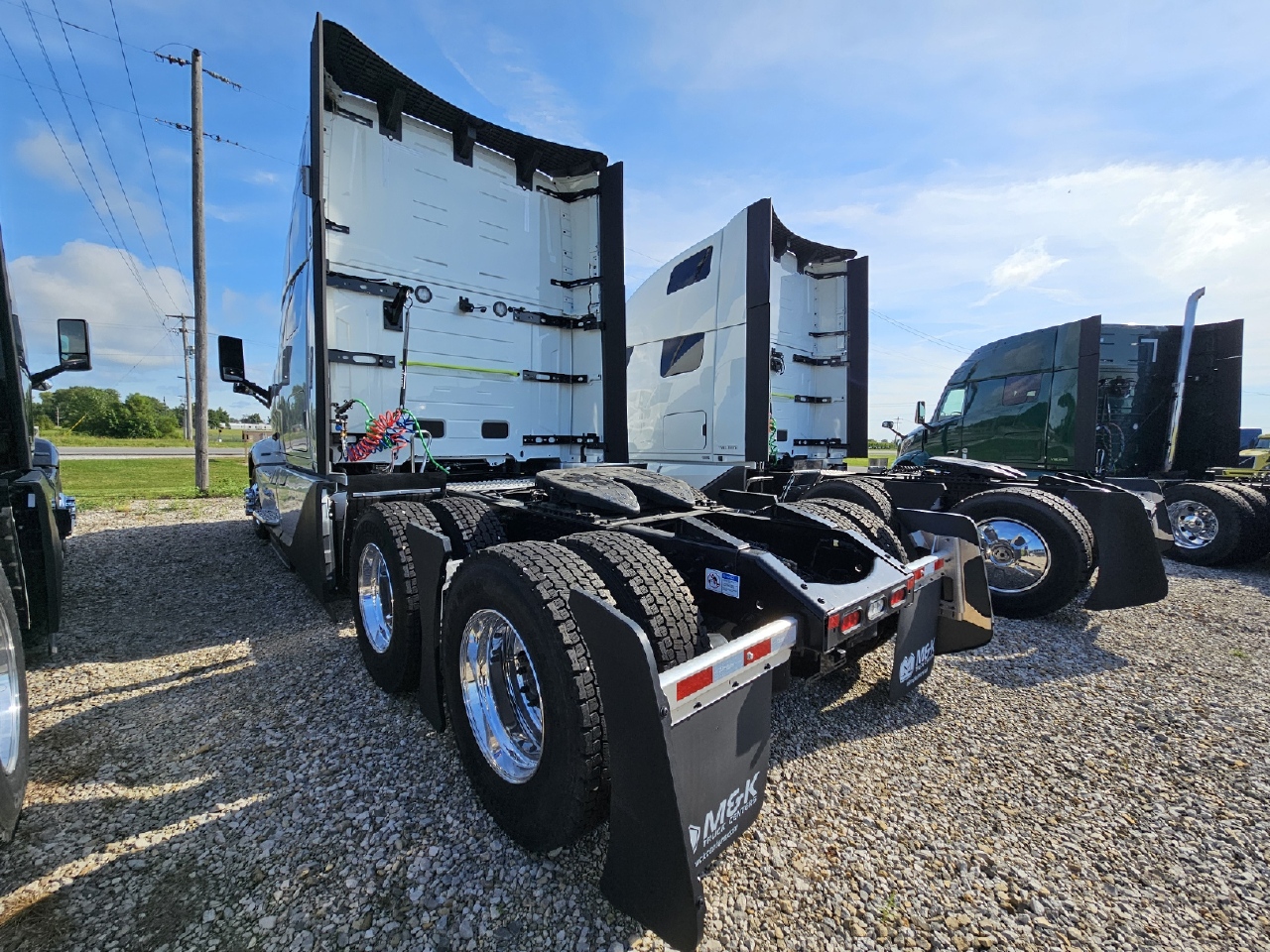 2025 Volvo - image 4