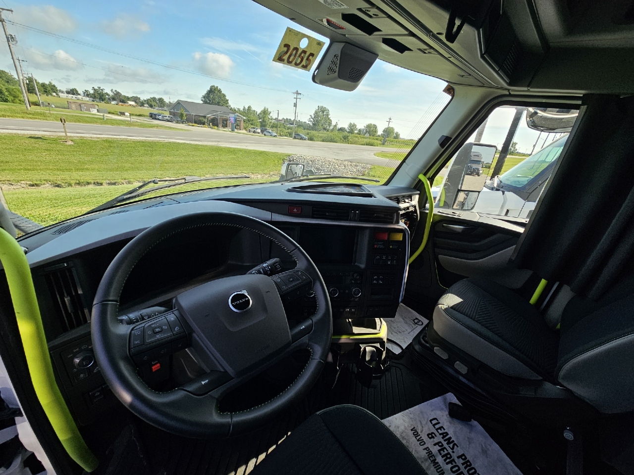 2025 Volvo - image 5