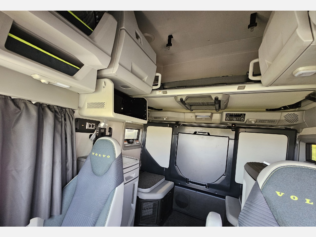 2025 Volvo - image 6