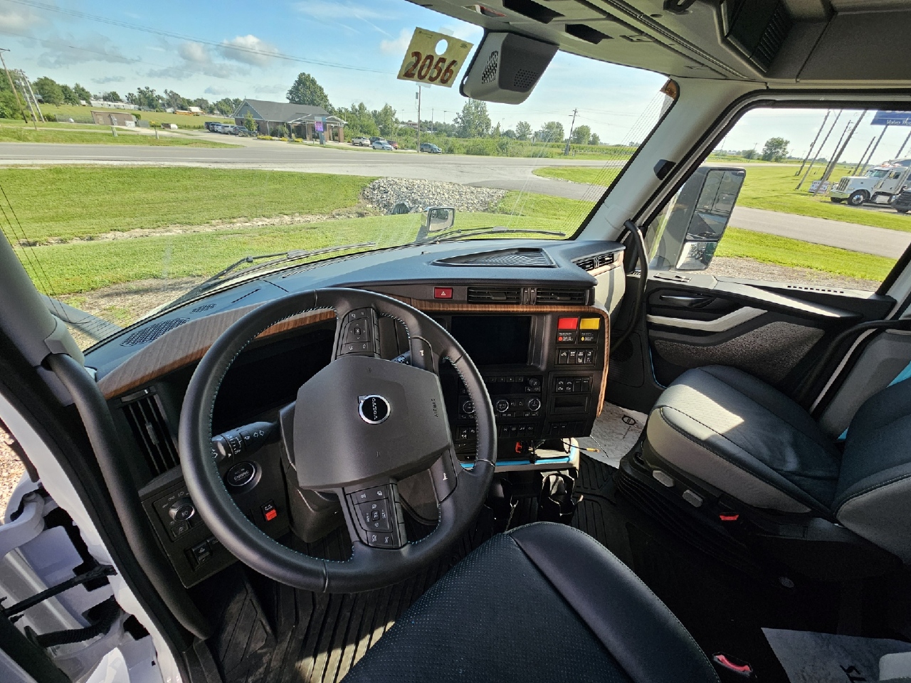 2025 Volvo - image 10