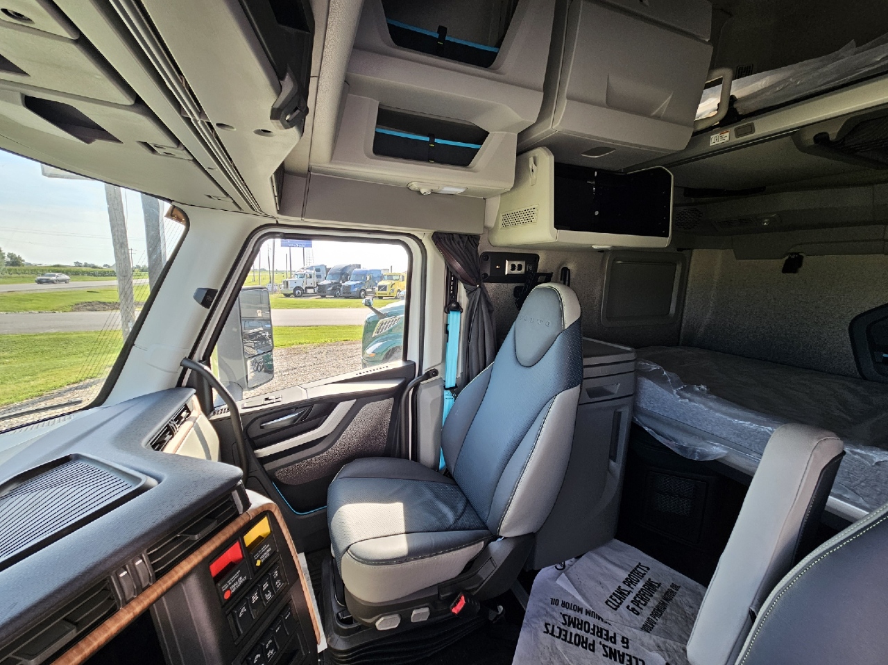 2025 Volvo - image 11