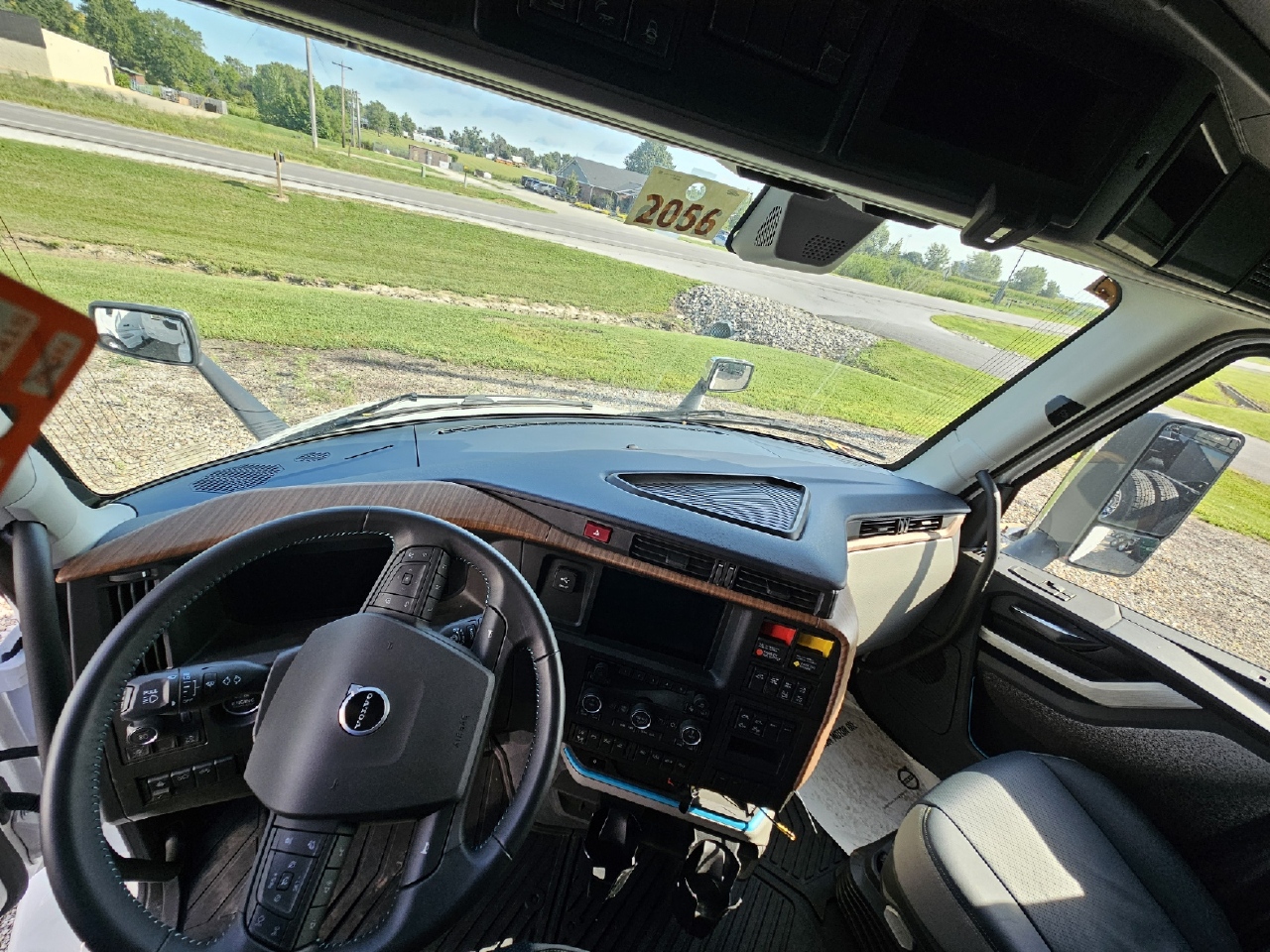 2025 Volvo - image 12