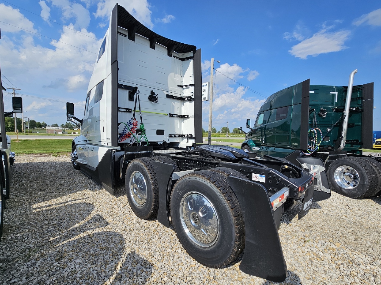 2025 Volvo - image 4