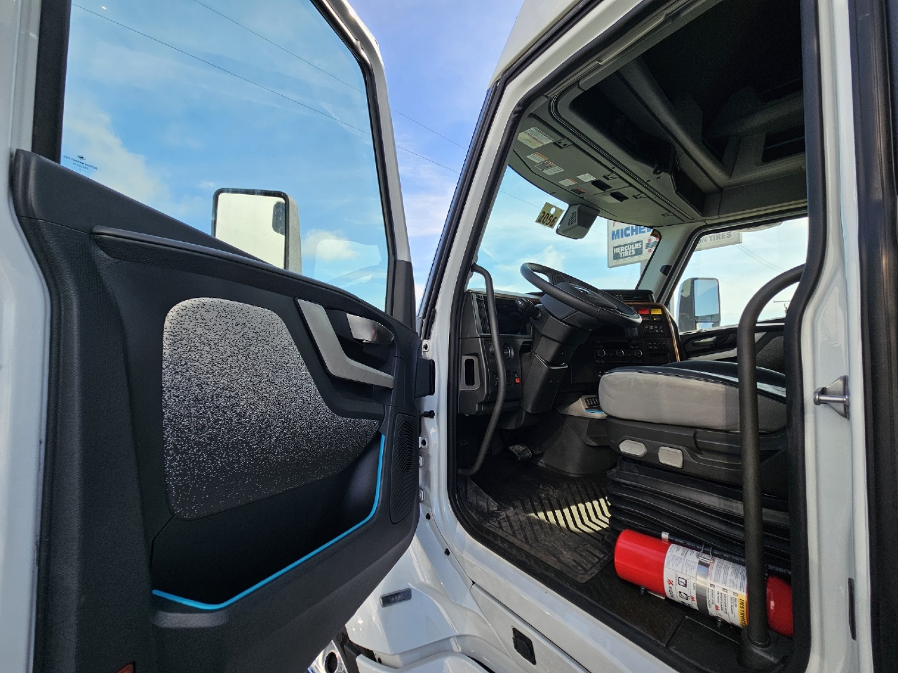 2025 Volvo - image 9