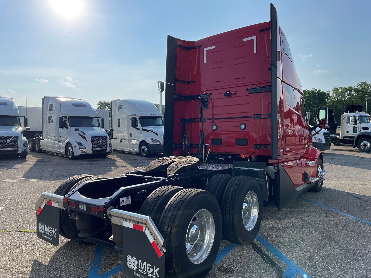 2025 Volvo - image 3