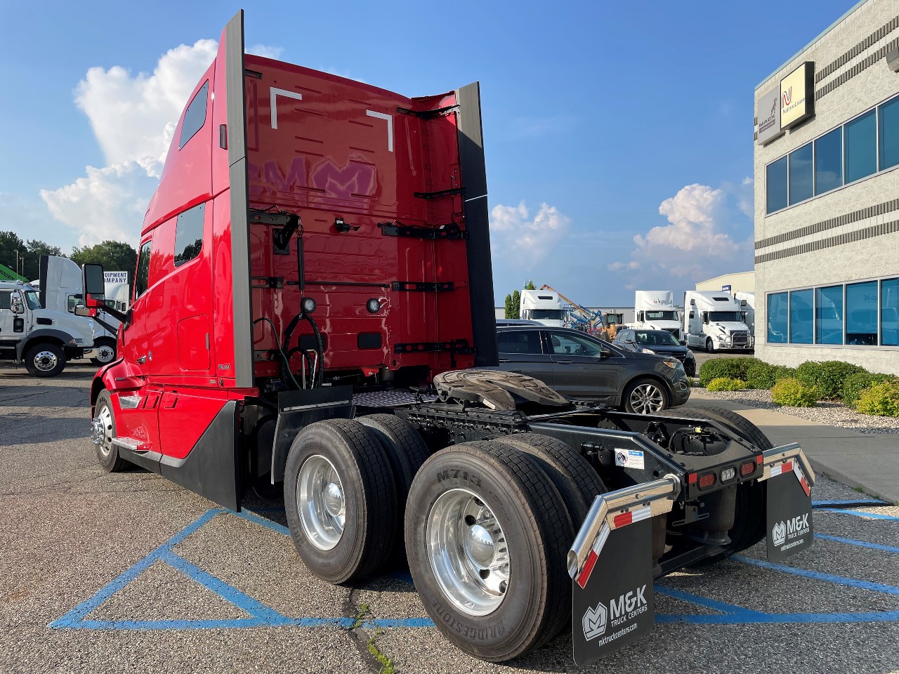 2025 Volvo - image 4