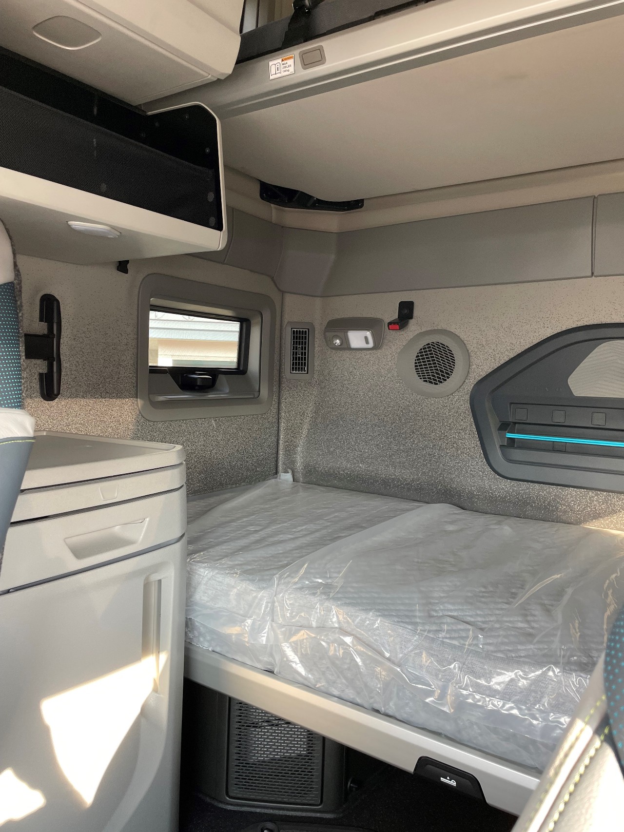 2025 Volvo - image 5