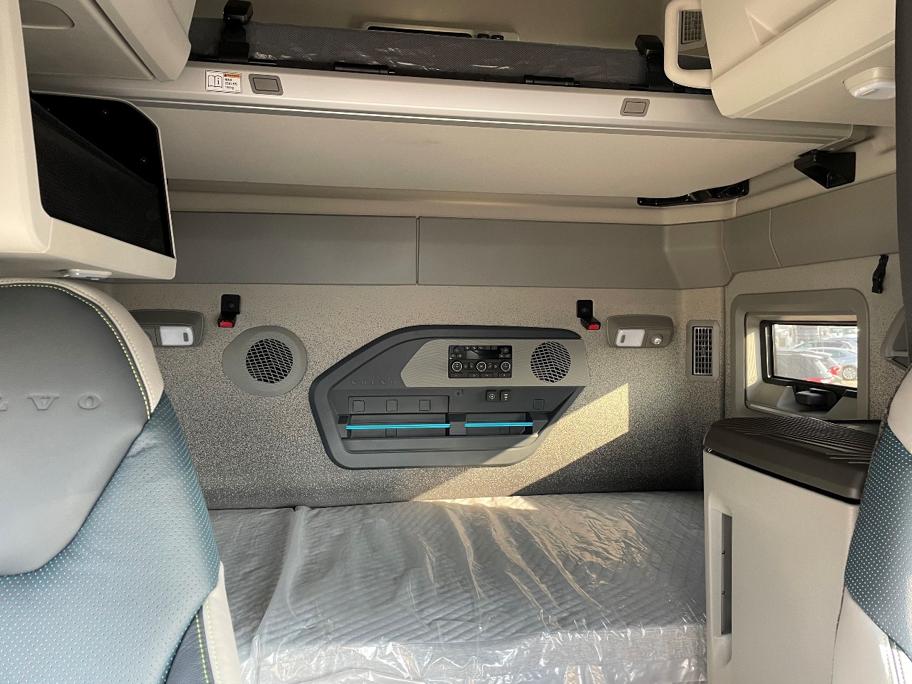 2025 Volvo - image 6