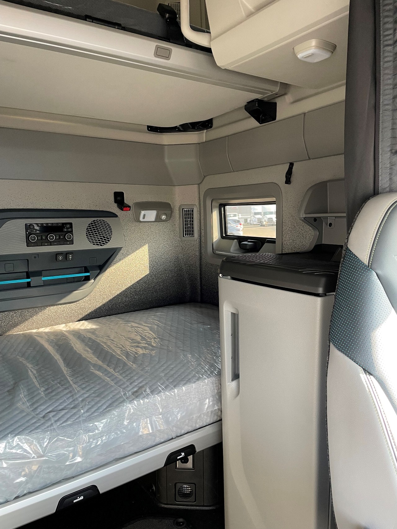 2025 Volvo - image 7