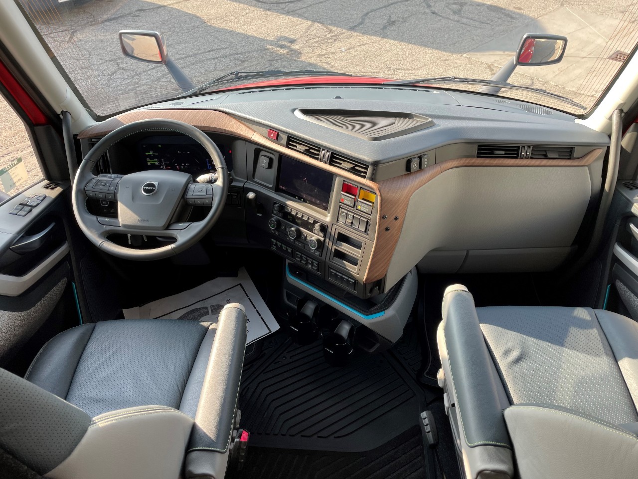 2025 Volvo - image 8