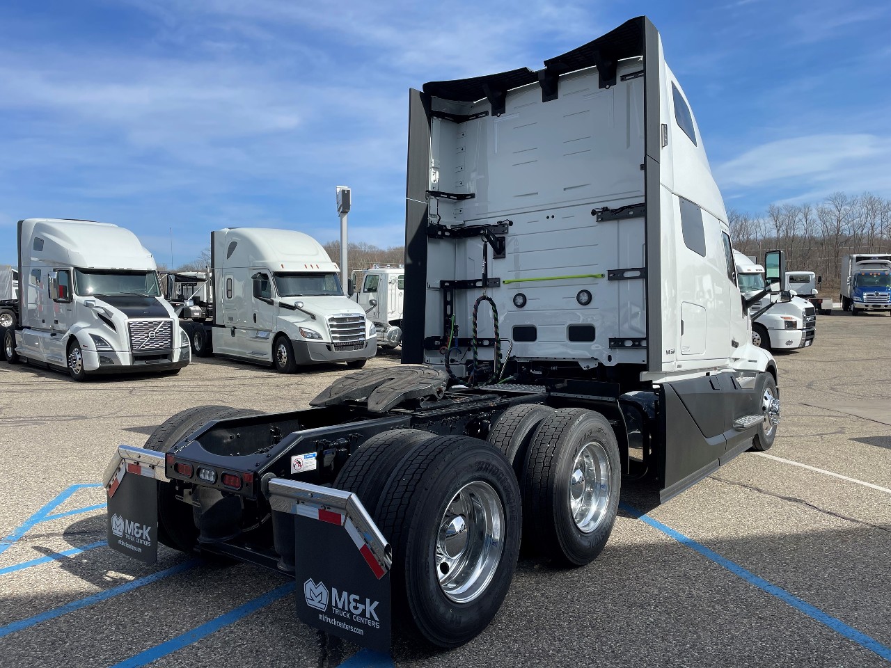 2025 Volvo - image 3