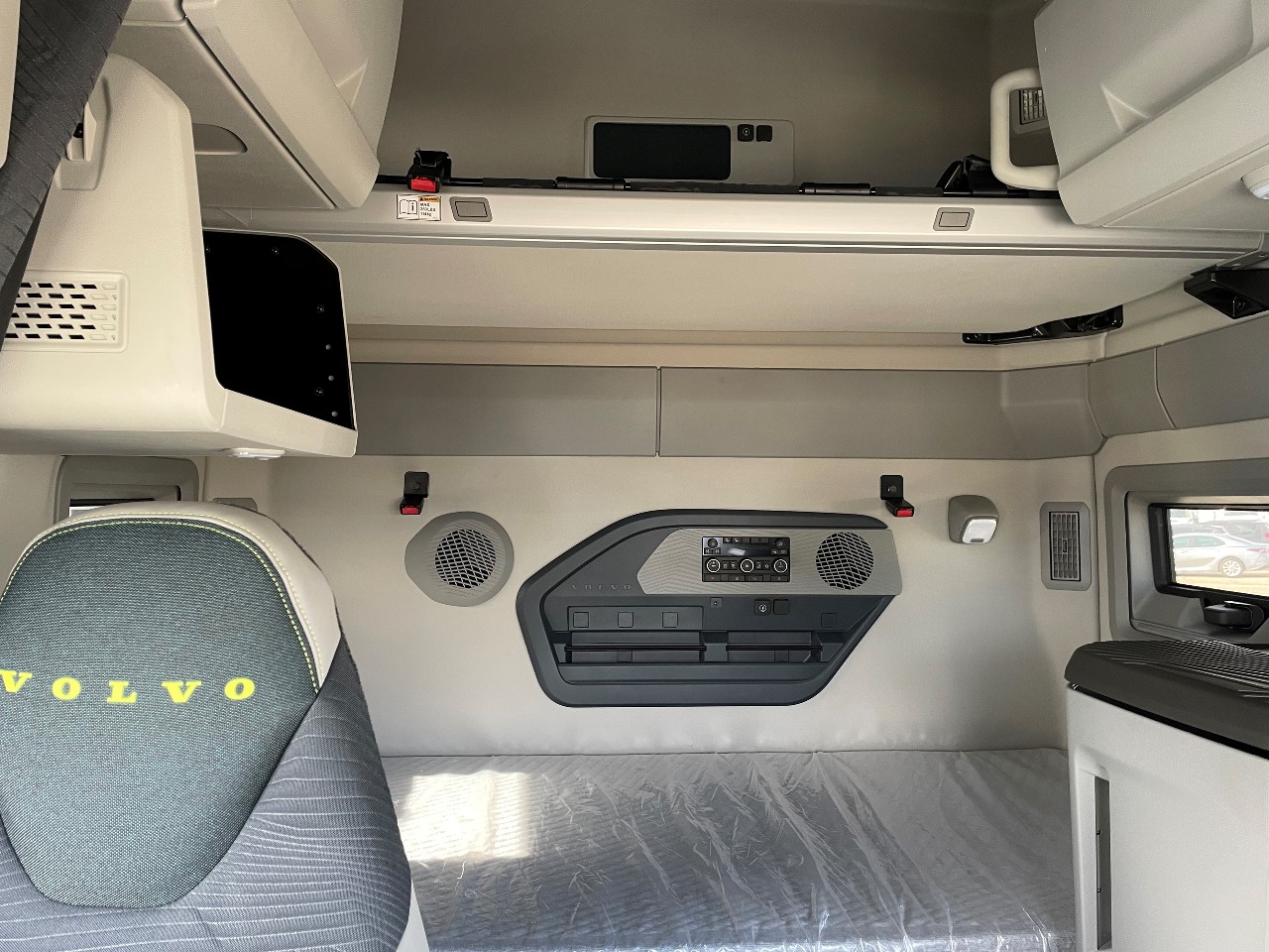 2025 Volvo - image 6