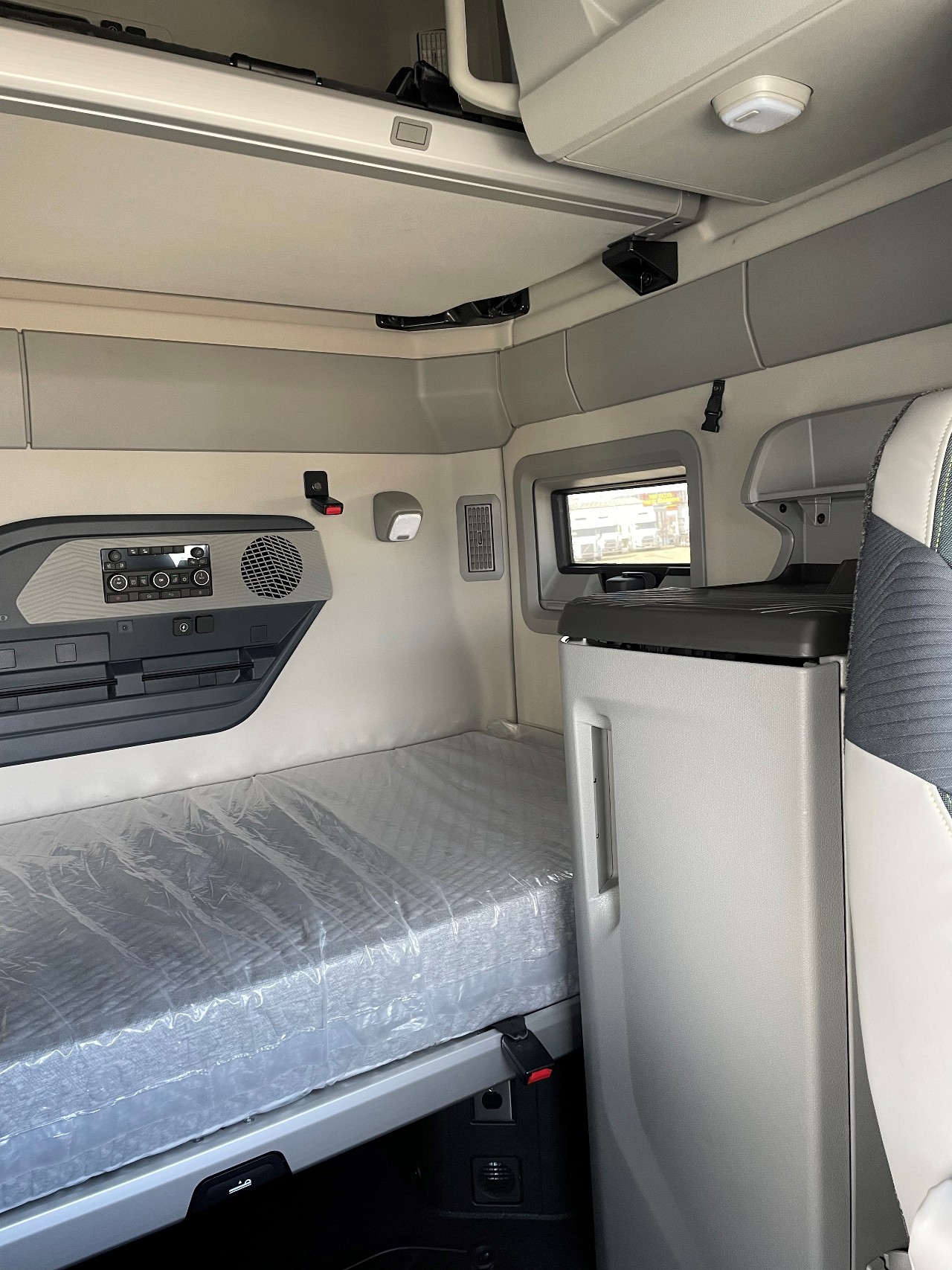 2025 Volvo - image 7