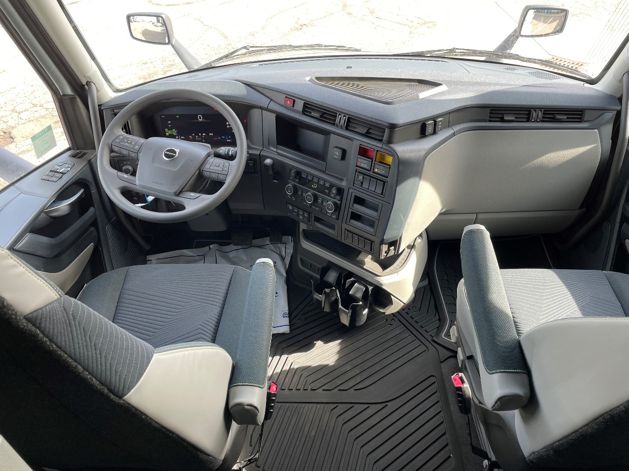 2025 Volvo - image 8