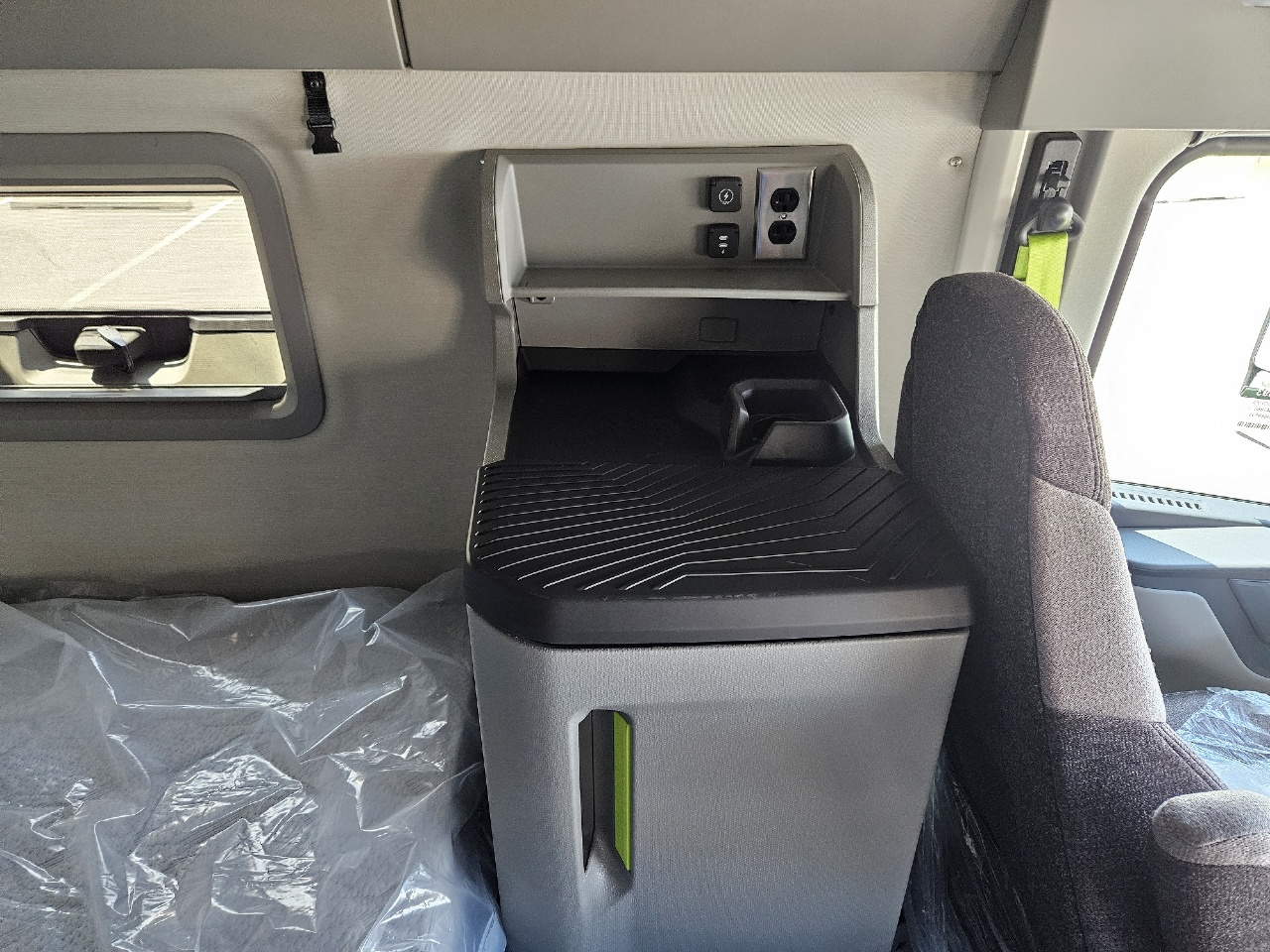 2025 Volvo - image 14