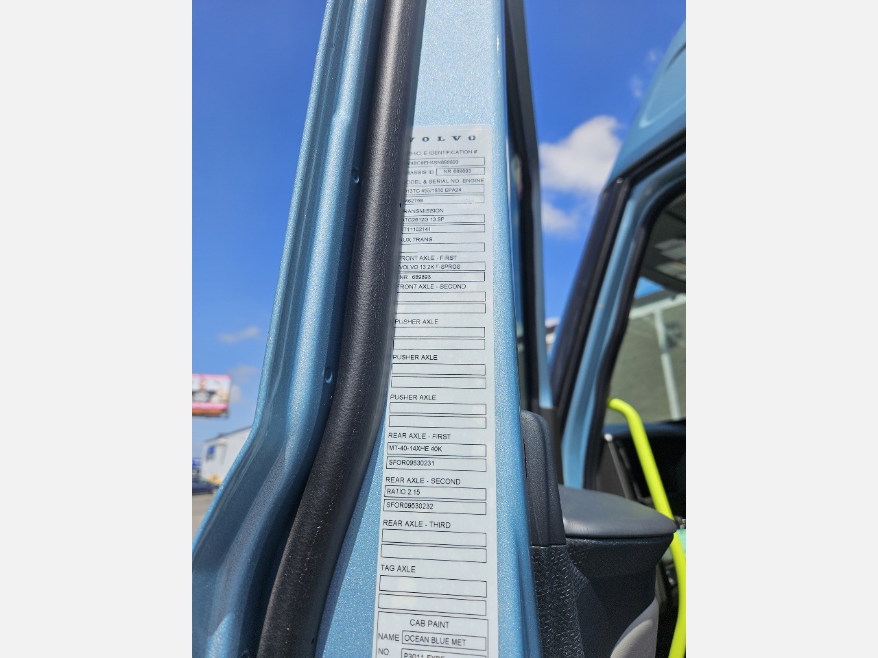 2025 Volvo - image 18