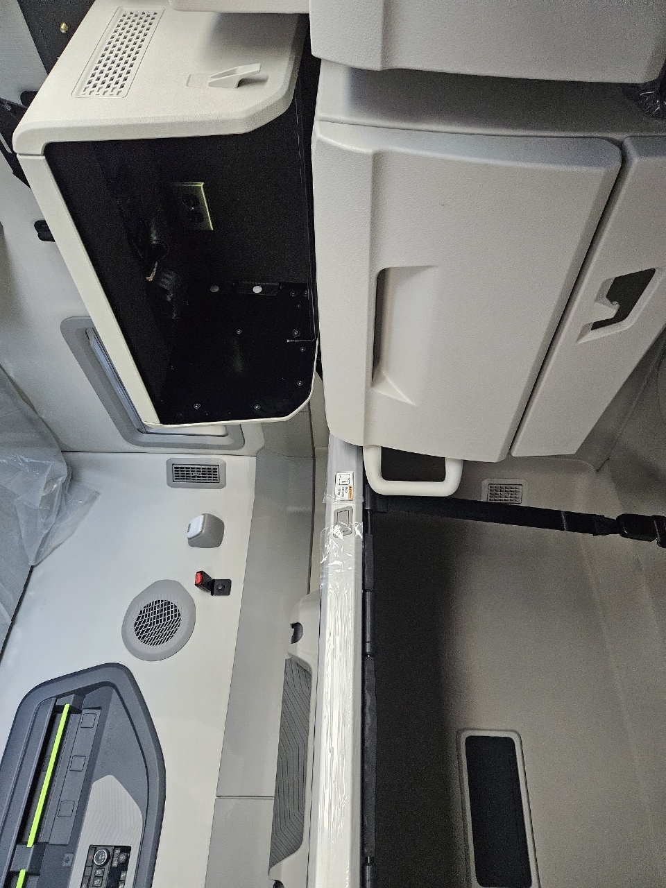 2025 Volvo - image 13