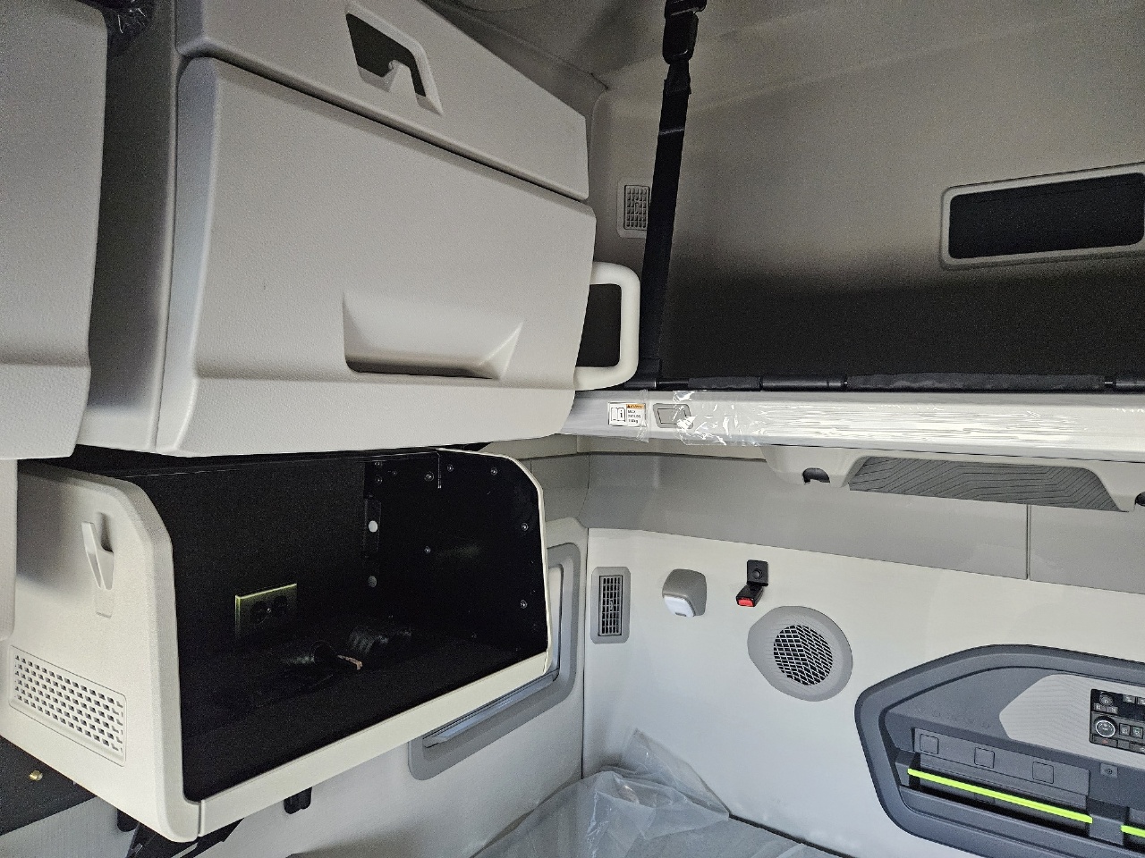 2025 Volvo - image 13