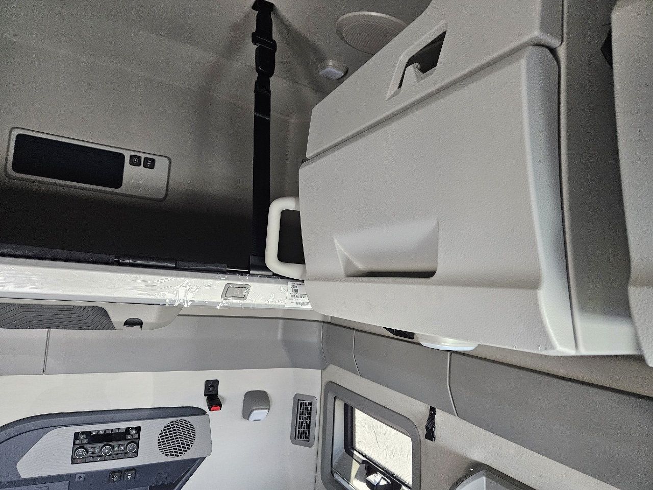 2025 Volvo - image 14