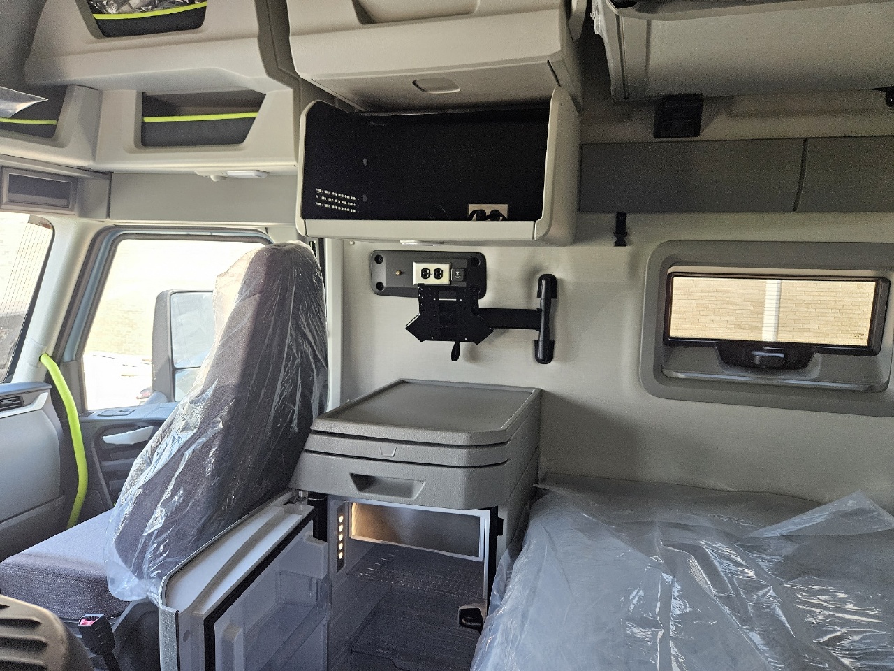 2025 Volvo - image 16