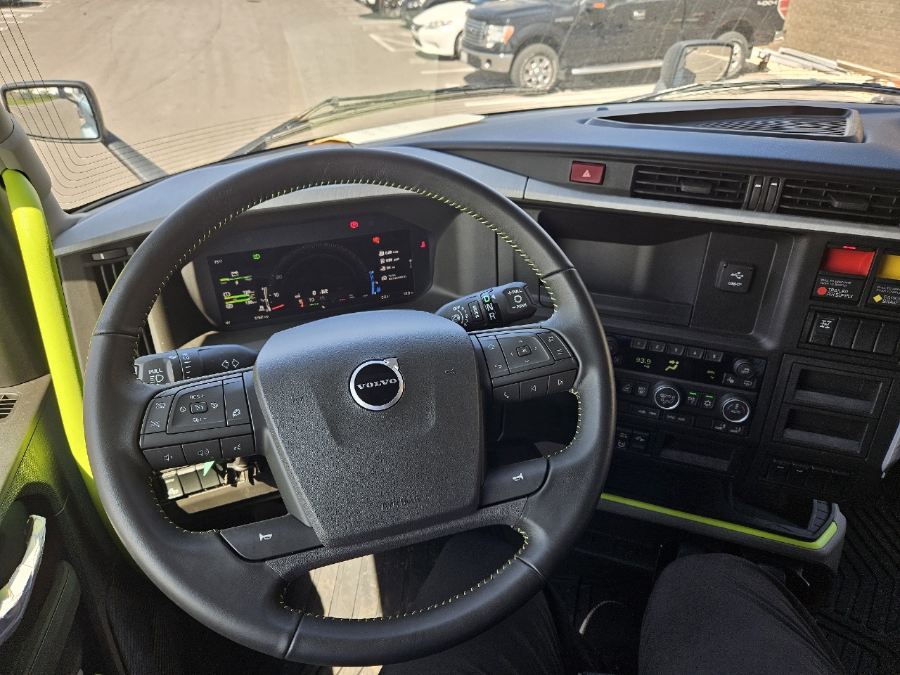 2025 Volvo - image 9