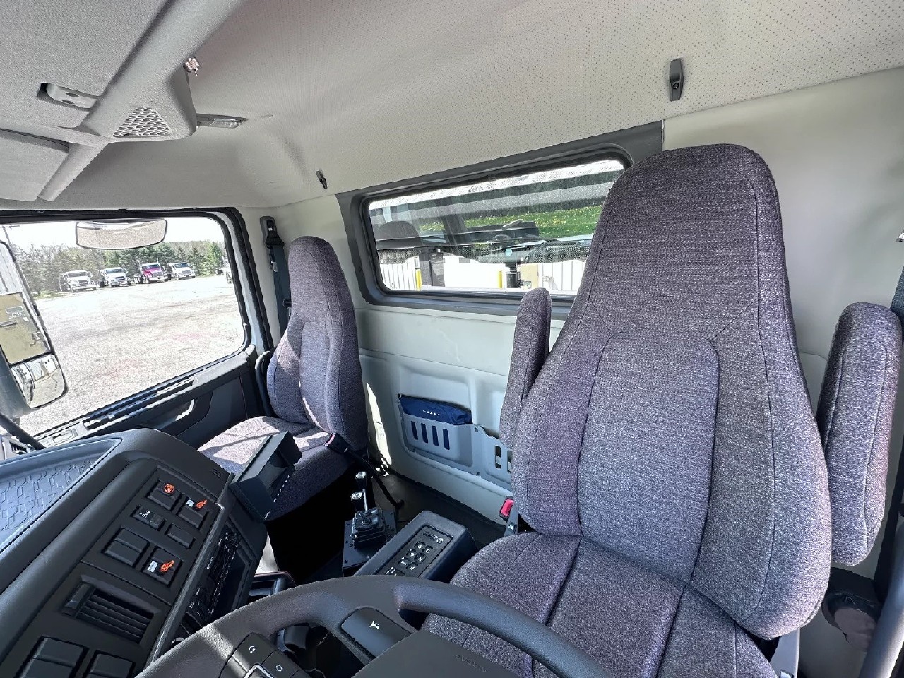 2025 Volvo - image 10