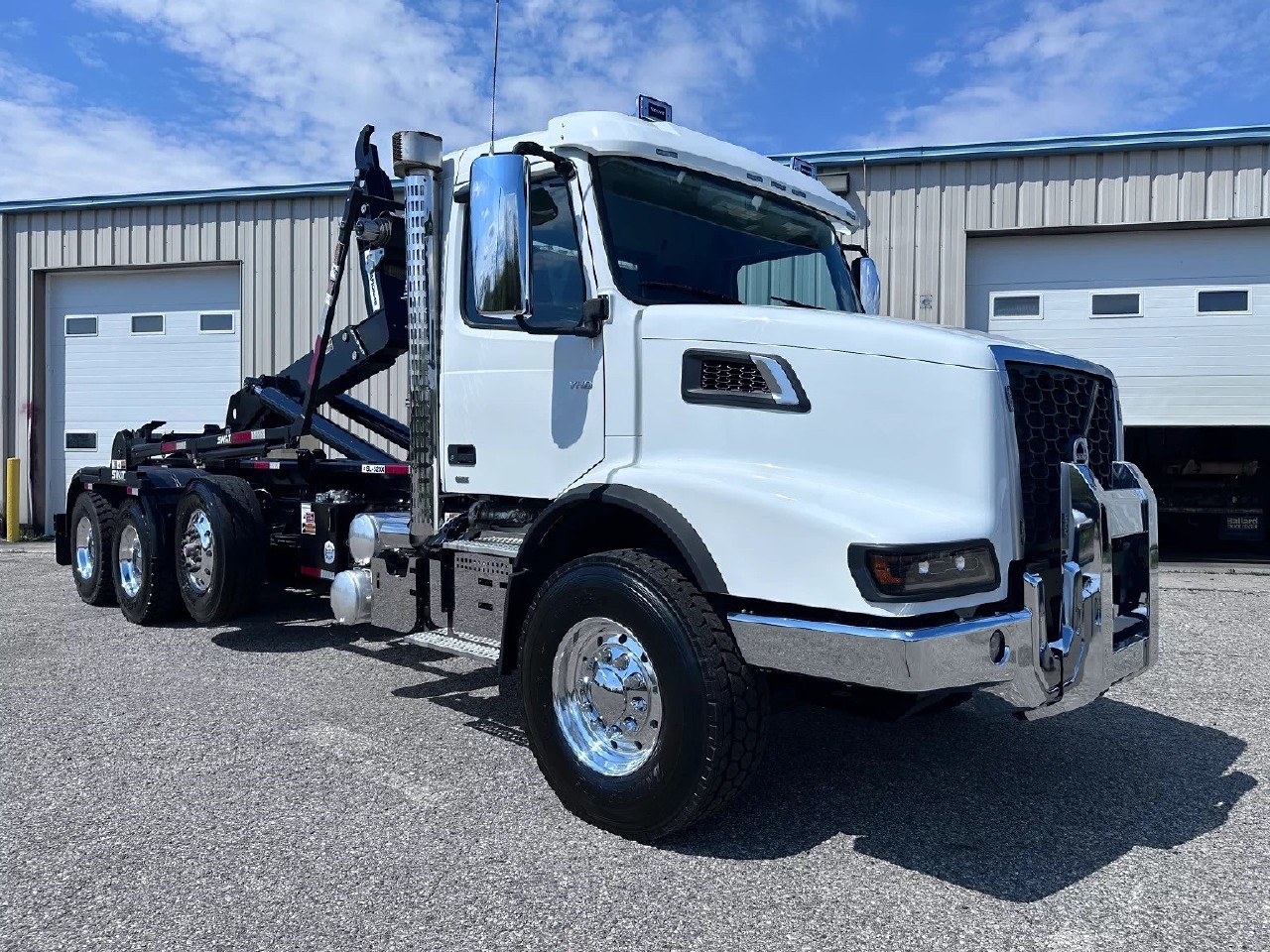 2025 Volvo - image 2