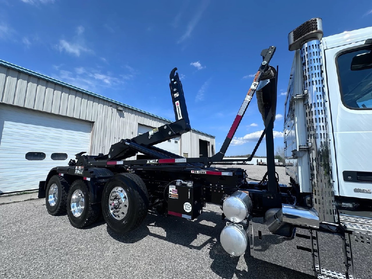 2025 Volvo - image 4