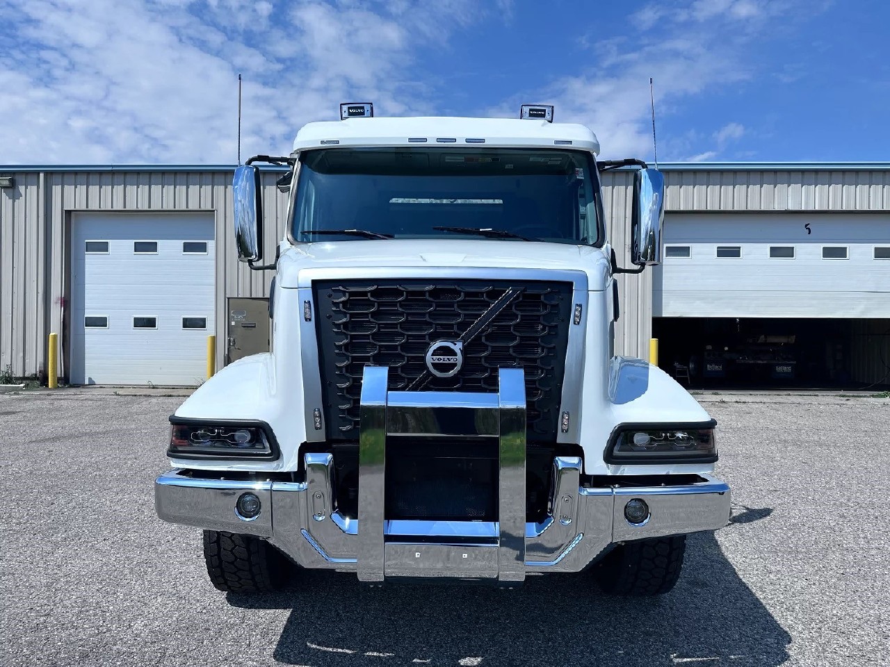 2025 Volvo - image 5