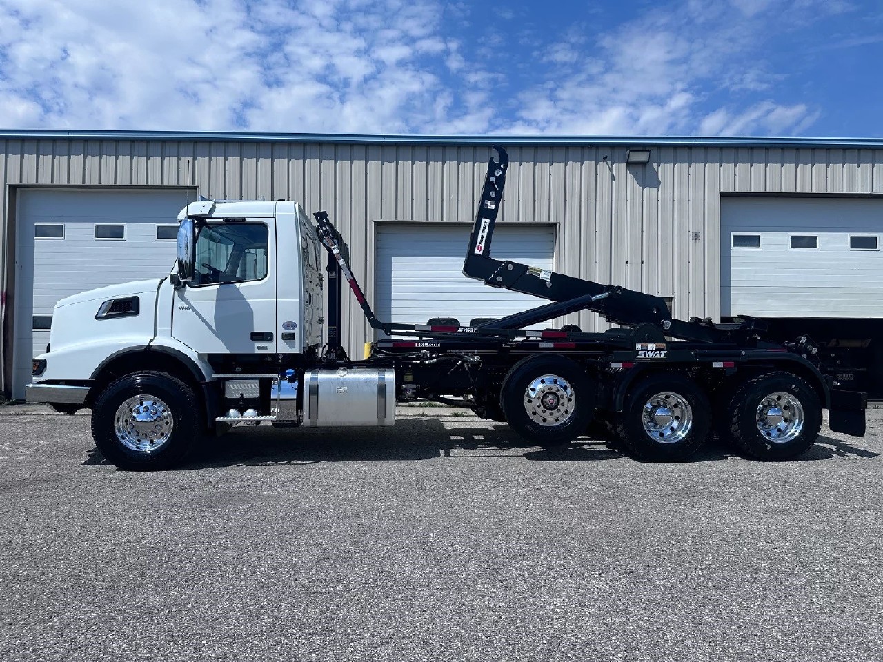 2025 Volvo - image 6