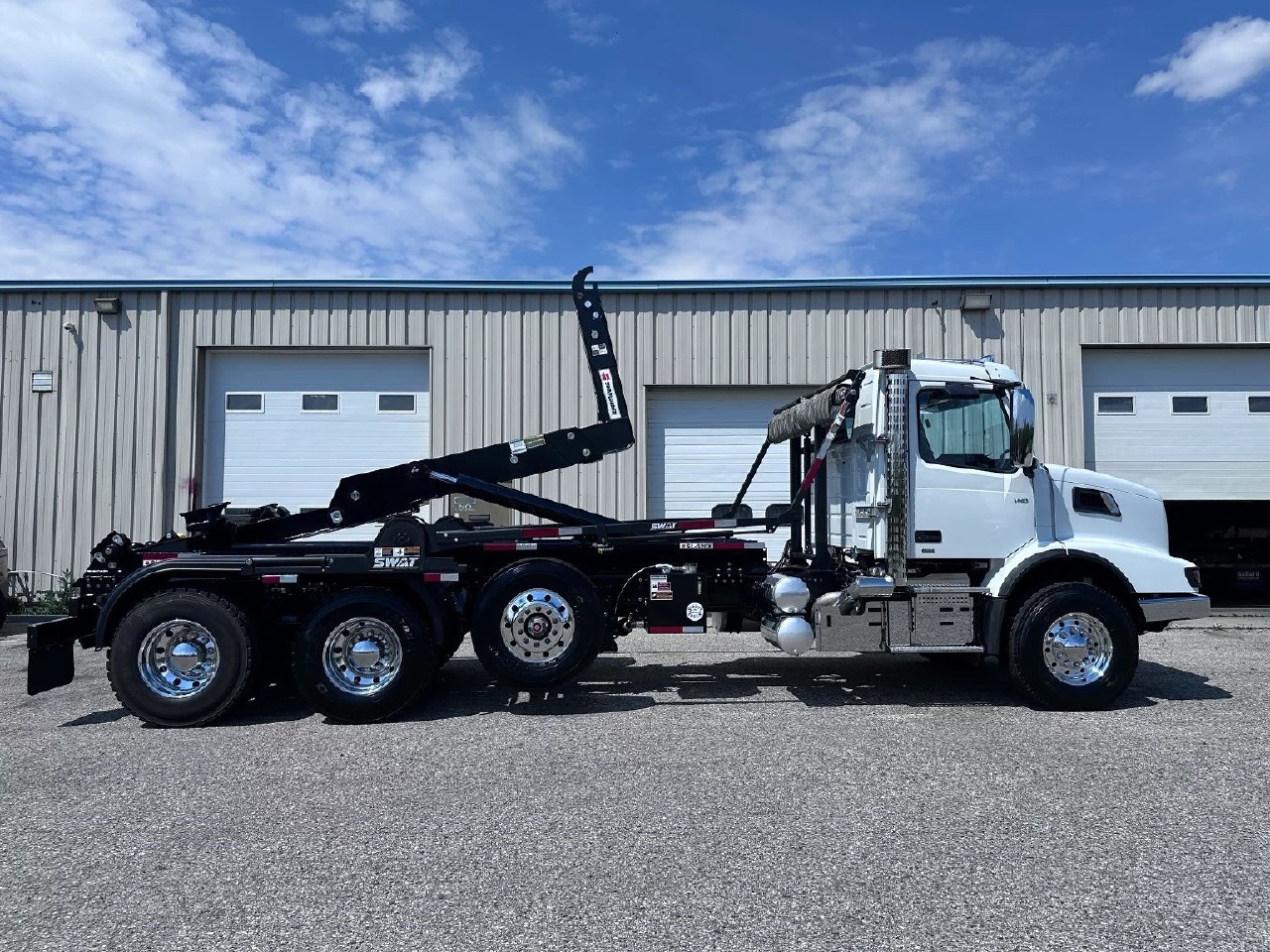 2025 Volvo - image 8