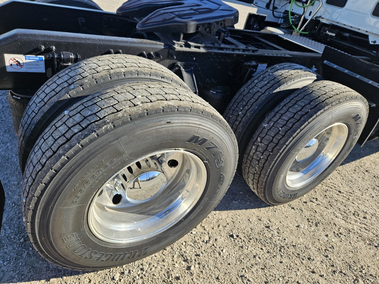 2026 Volvo VNL 860 - image 5