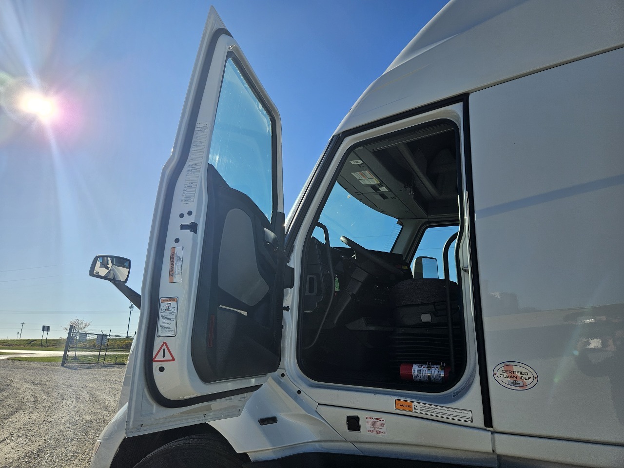 2026 Volvo VNL 860 - image 9