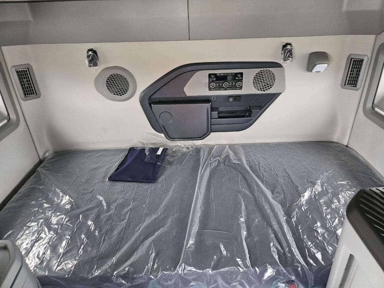 2026 Volvo VNL 860 - image 10